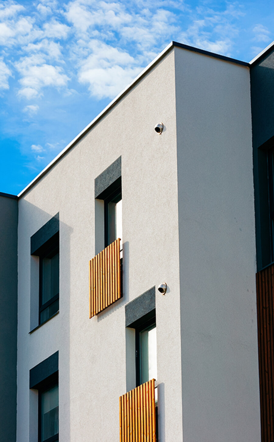 Sanierte Fassade eines Bestandsgeb&auml;udes mit thermoreflektierender Beschichtung