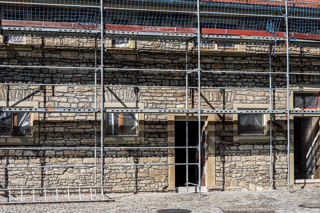 System Outside — Naturstein, Gerüst für den Fenstertausch