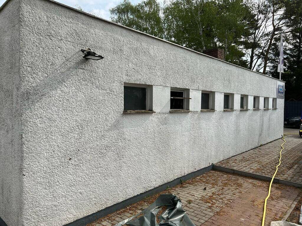System Outside — Gewerbebau mit Fensterband