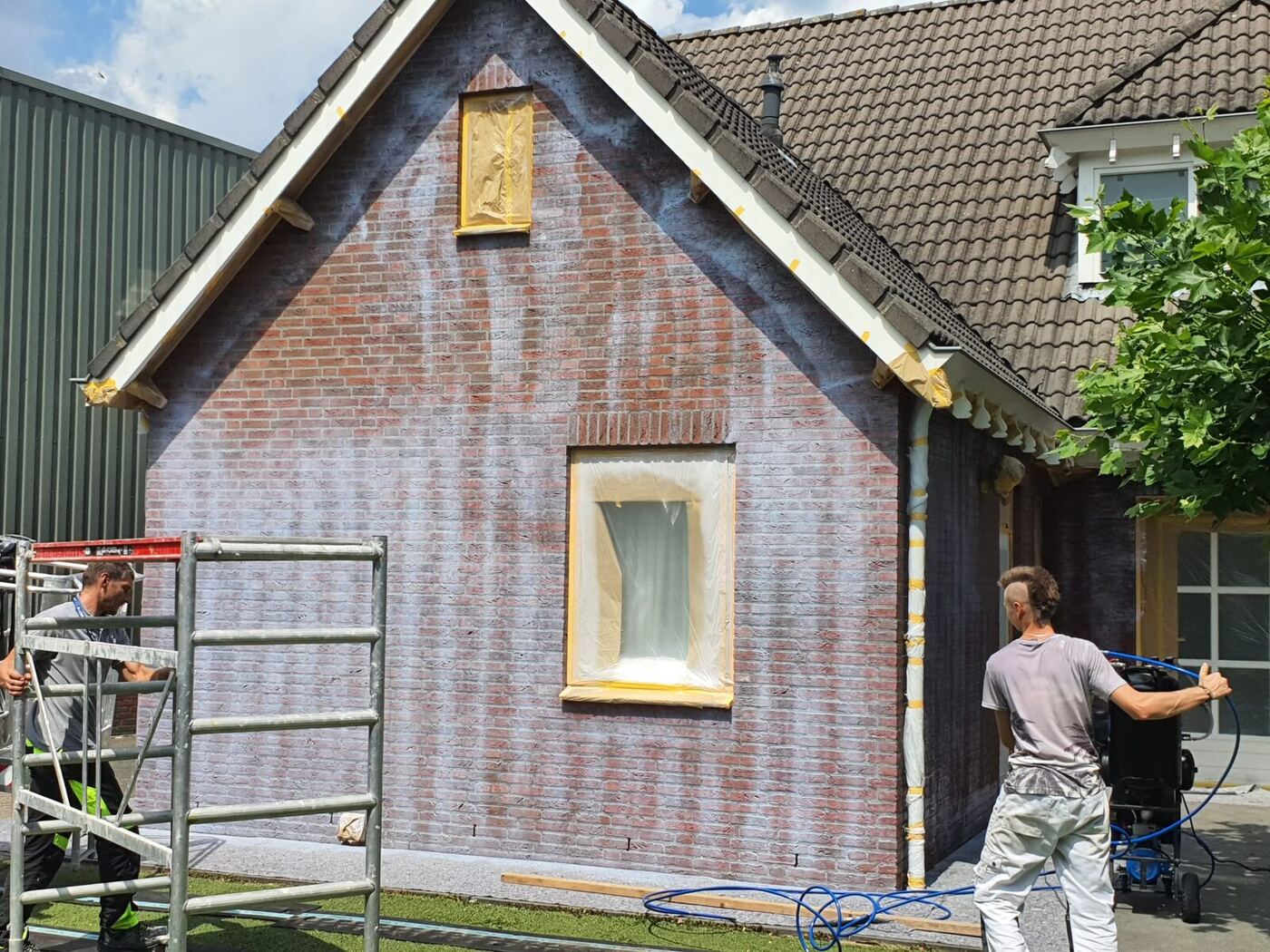 System Invisible — Klinkerhaus, Auftrag im Spritzverfahren