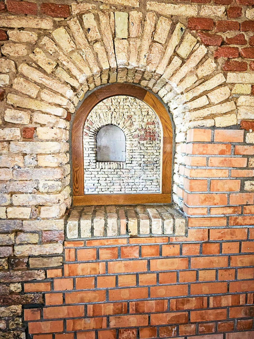 System Invisible — Rundbogenfenster im Mischmauerwerk
